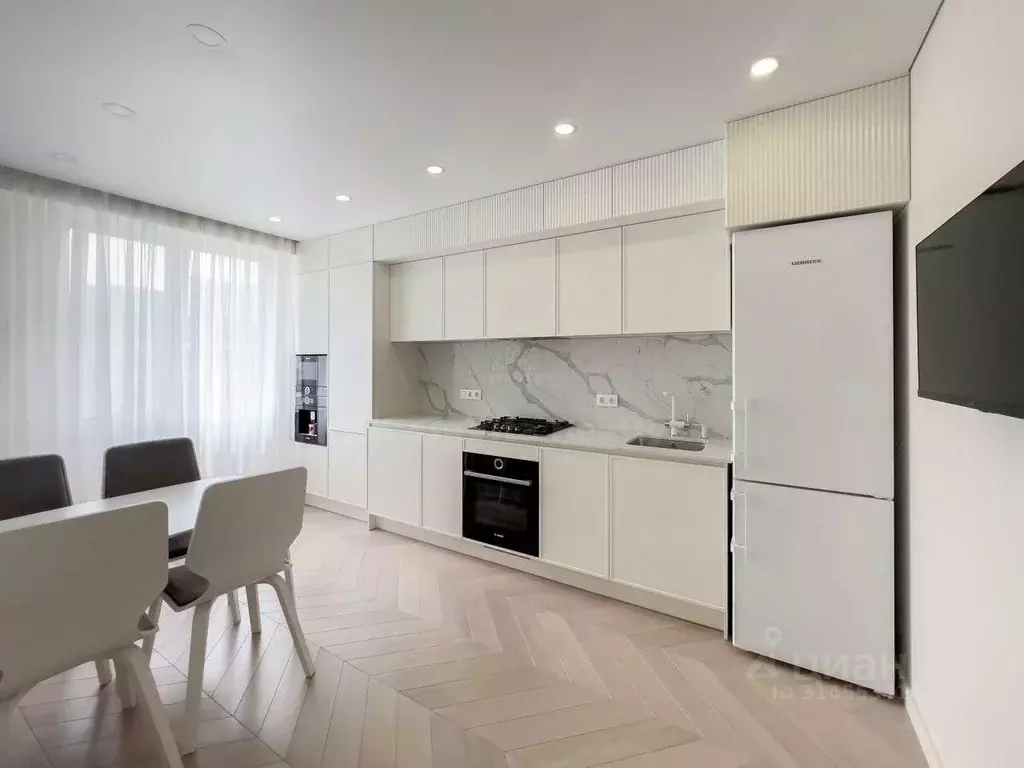 2-к кв. Севастополь ул. Челнокова, 17к1 (59.9 м) - Фото 0