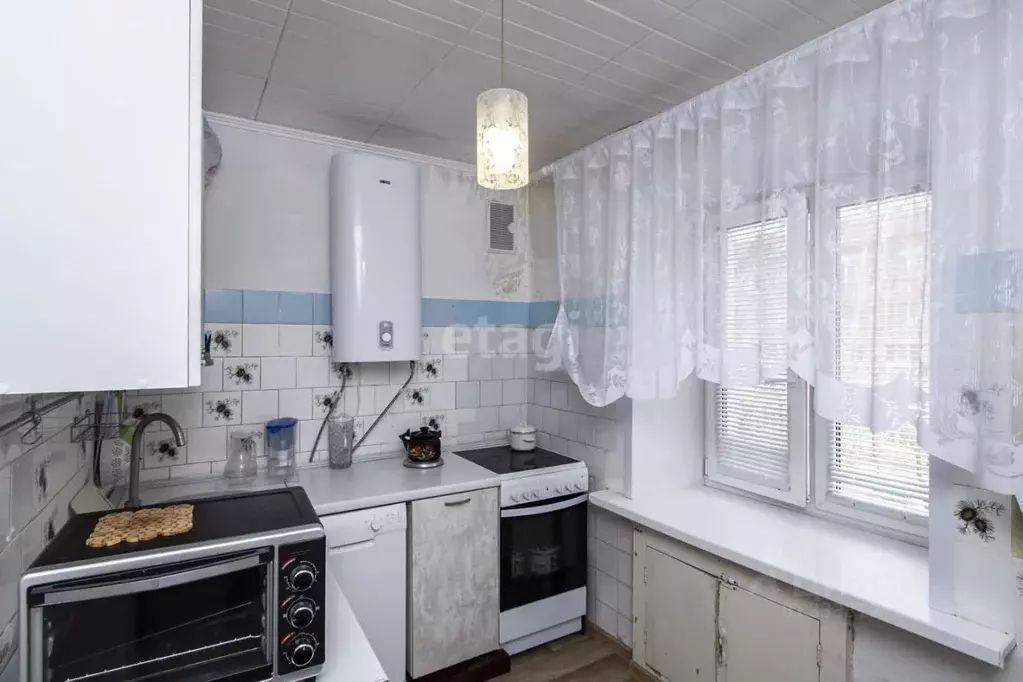 3-к кв. Тюменская область, Тюмень ул. 50 лет Октября, 70 (57.3 м) - Фото 1