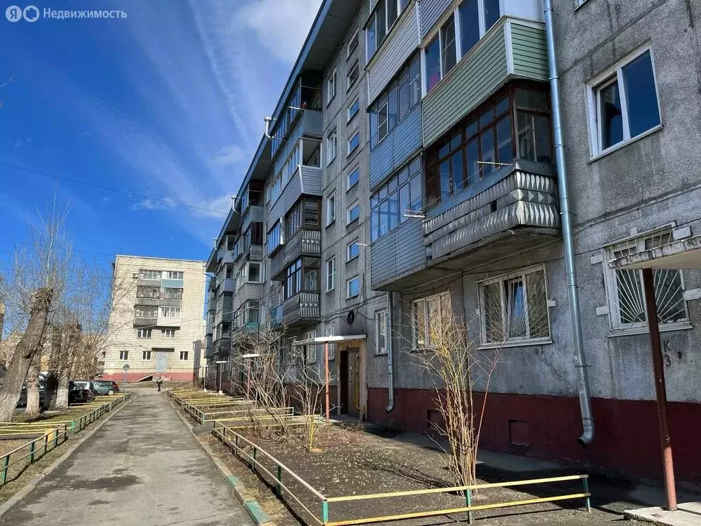 3-комнатная квартира: Барнаул, Молодёжная улица, 70 (61.7 м) - Фото 1