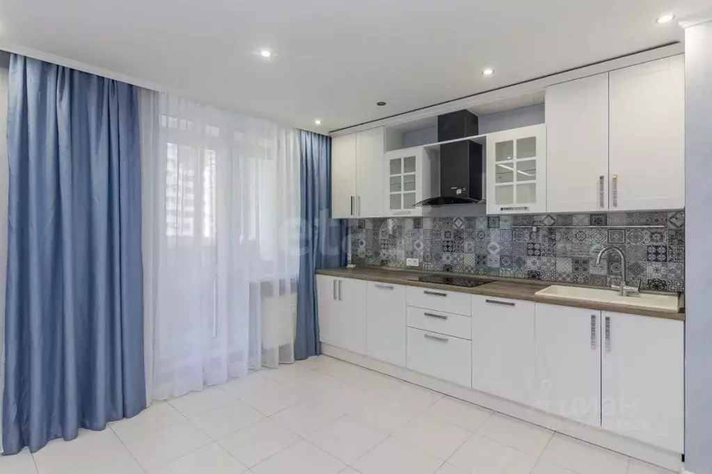 3-к кв. Тюменская область, Тюмень ул. Тимофея Чаркова, 81 (72.3 м) - Фото 0