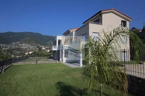 H1037 Apartment with balcony and sea view for sale in Sanremo. - Фото 0