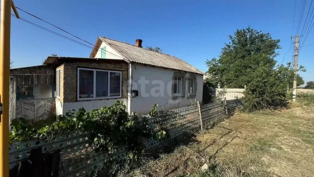 Дом в Крым, Кировский район, Золотополенское с/пос, с. Возрождение ул. ... - Фото 1