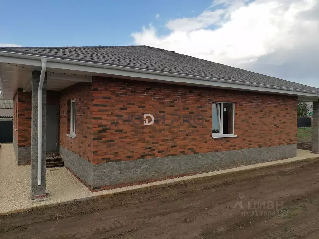 Дом в Саратовская область, с. Усть-Курдюм ул. Большая Советская, 88А ... - Фото 1