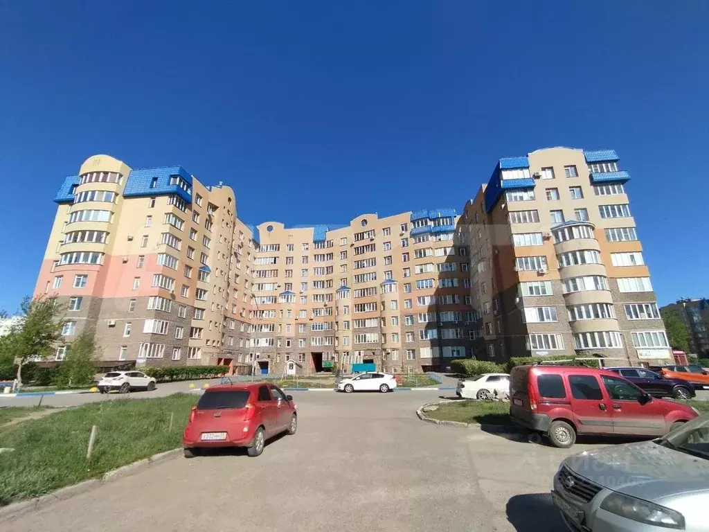 2-к кв. Омская область, Омск просп. Комарова, 17к2 (60.9 м) - Фото 0