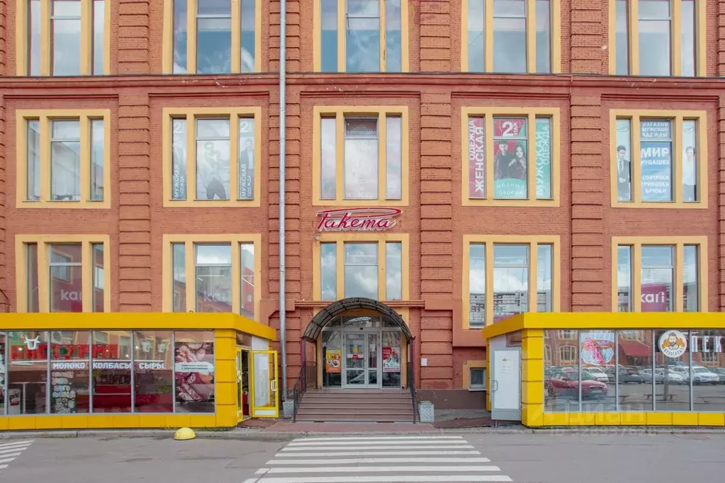 Торговая площадь в Санкт-Петербург, Санкт-Петербург, Петергоф ... - Фото 1