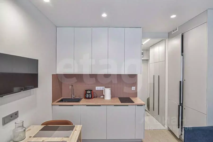 Студия Сахалинская область, Южно-Сахалинск ул. Имени Владимира ... - Фото 1