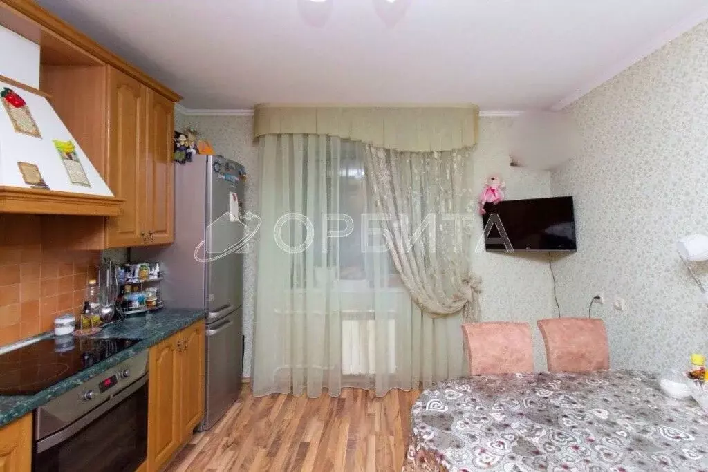 3-к кв. Тюменская область, Тюмень ул. 50 лет Октября, 30 (86.2 м) - Фото 1