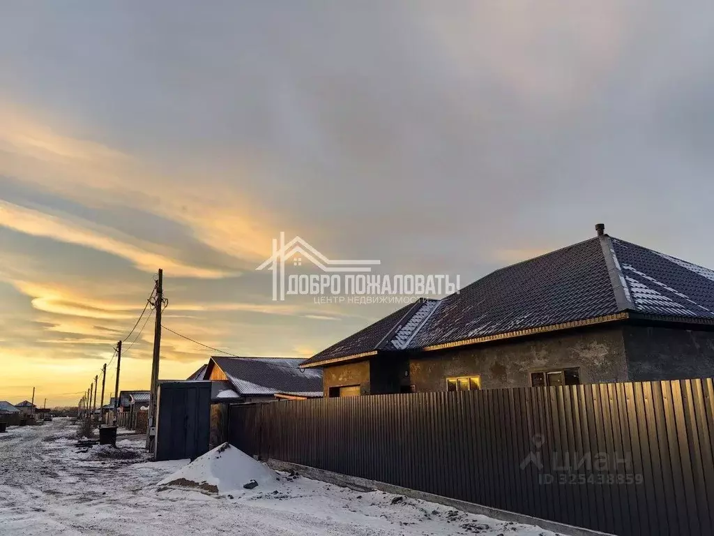 Дом в Хакасия, Абакан Саянская ул., 2 (150 м) - Фото 1