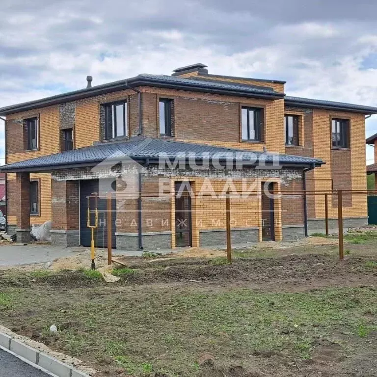 Дом в Омская область, Омск ул. Н. Быстрова (179 м) - Фото 0