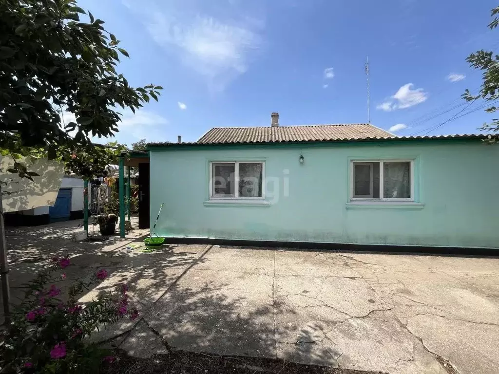 Дом в Крым, Сакский район, Митяевское с/пос, с. Шелковичное ул. ... - Фото 1