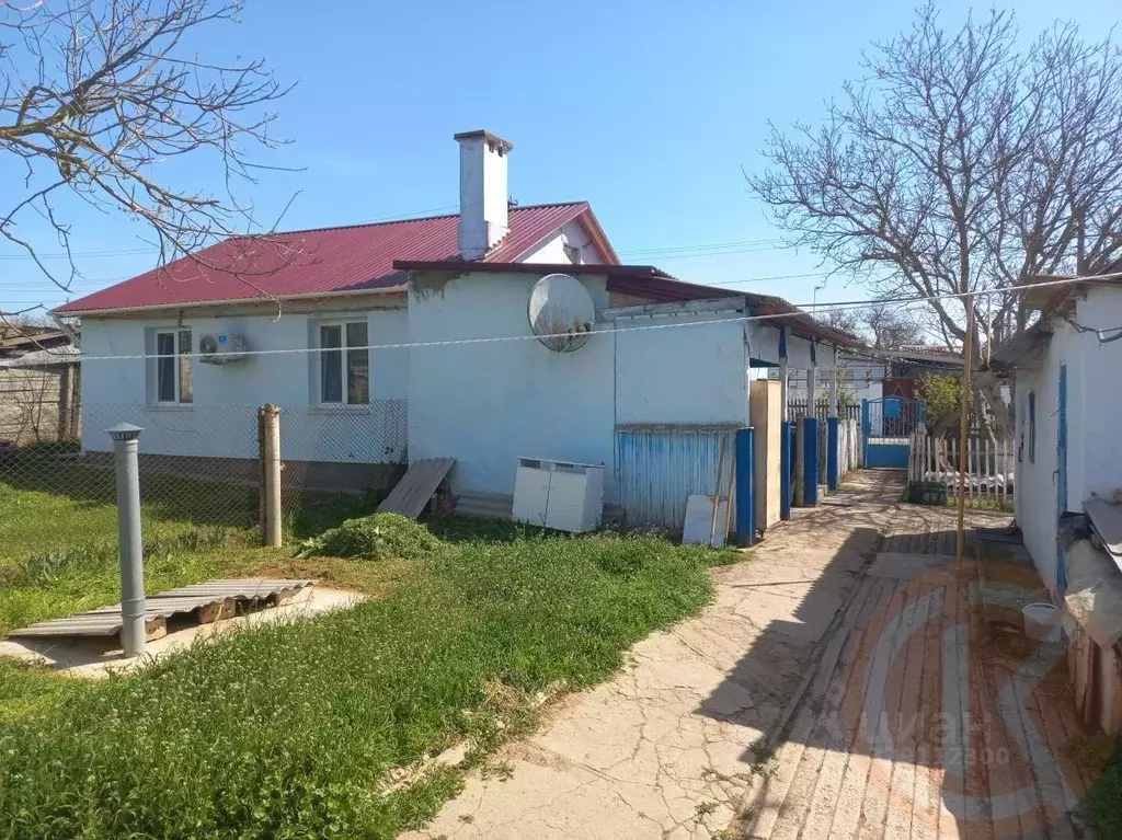 Дом в Крым, Сакский район, Вересаевское с/пос, с. Глинка ул. ... - Фото 1