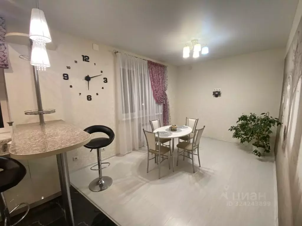 3-к кв. Вологодская область, пос. Майский ул. Ягодная, 40 (82.4 м) - Фото 1