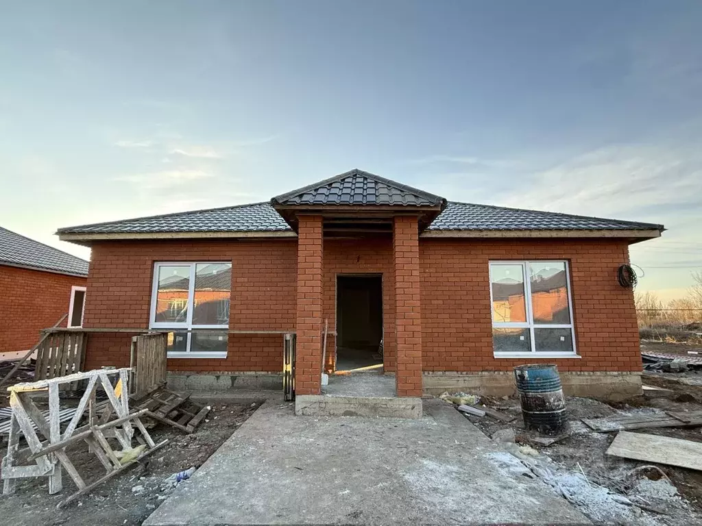 Дом в Оренбургская область, Оренбургский район, с. Нежинка ул. Мира ... - Фото 1