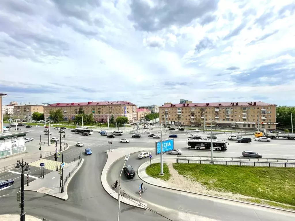 2-к кв. Омская область, Омск Ленинградская пл., 1 (42.0 м) - Фото 1