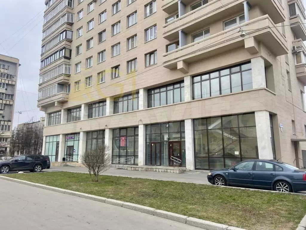 Продажа витрины в пол,4 входа,грузовой лифт,ремонт - Фото 1