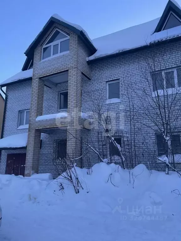 Дом в Ханты-Мансийский АО, Сургут ул. Есенина (365 м) - Фото 1
