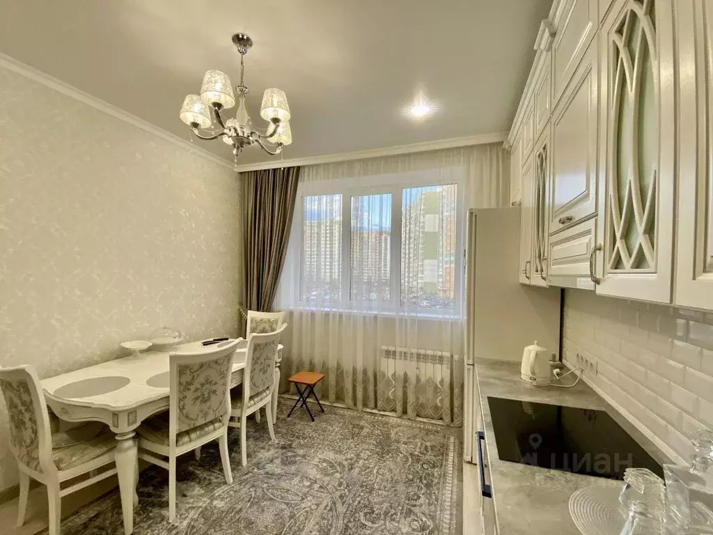 3-к кв. Курская область, Курск просп. Анатолия Дериглазова, 9 (91.0 м) - Фото 1