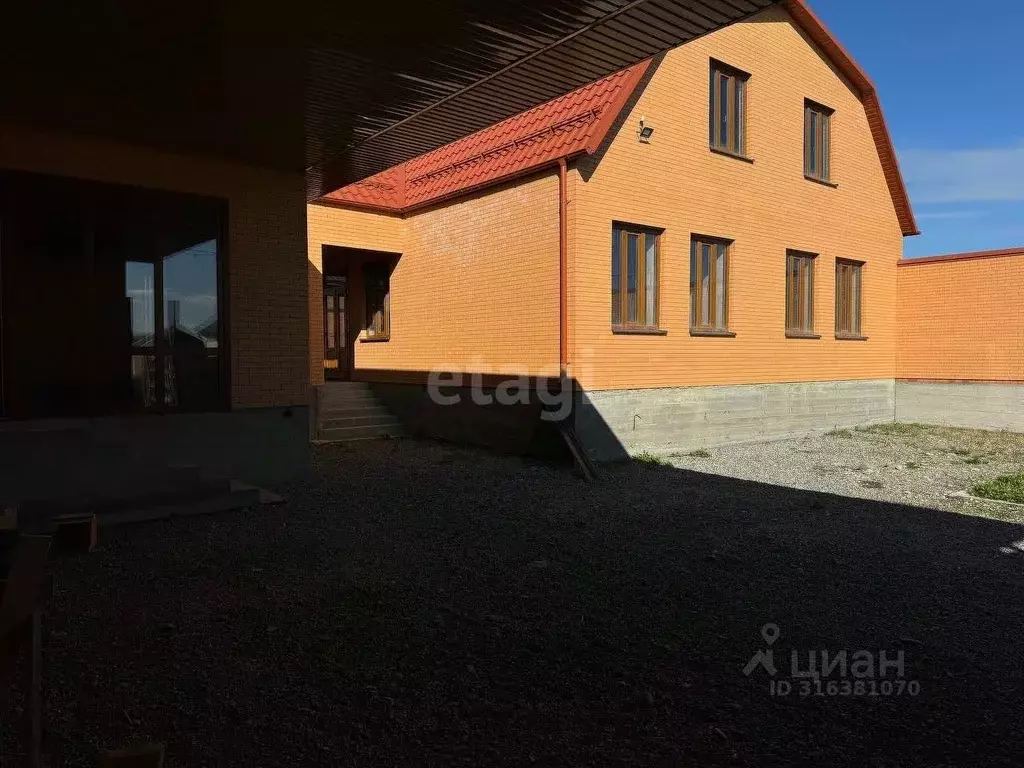 Дом в Ингушетия, Назрань пер. Фабричный (240 м) - Фото 1