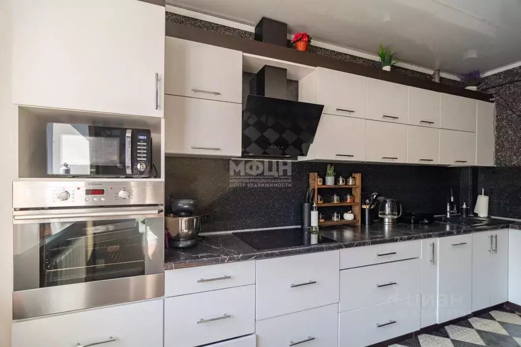 2-к кв. Карелия, Петрозаводск ул. Калинина, 61 (70.5 м) - Фото 0