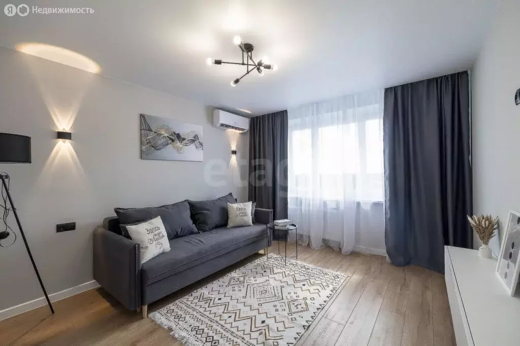 2-комнатная квартира: Тюмень, улица Павла Шарова, 21 (67.5 м) - Фото 1