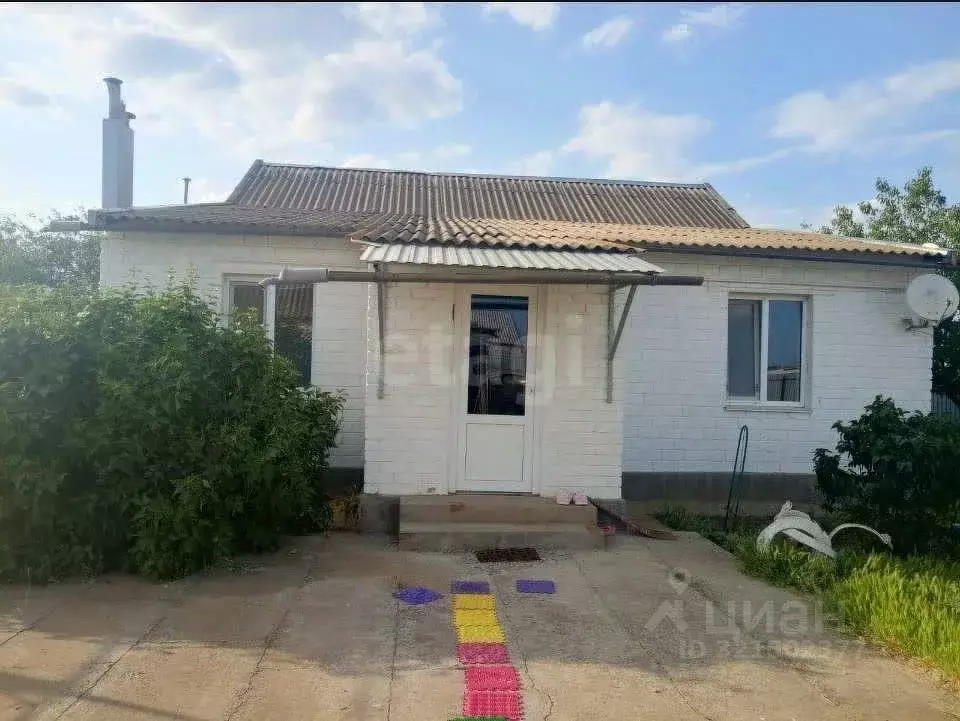 Дом в Калмыкия, Целинный район, с. Троицкое  (93 м) - Фото 0