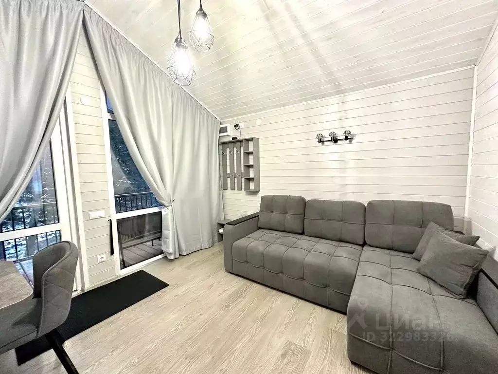 Дом в Карачаево-Черкесия, Зеленчукский район А-156, 67-й км (32 м) - Фото 1