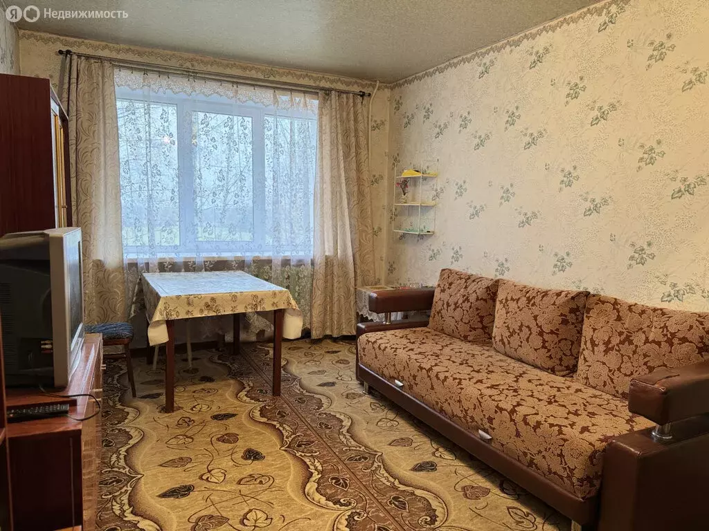 3-комнатная квартира: муниципальное образование Киров, посёлок ... - Фото 1