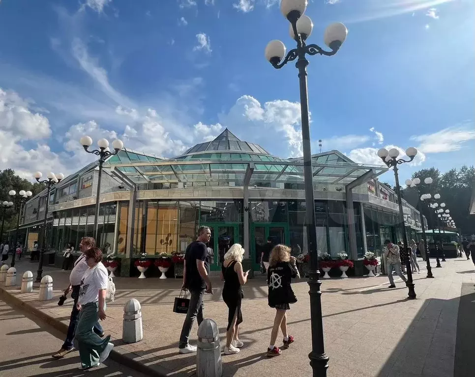 Торговая на трафике у метро - Фото 1