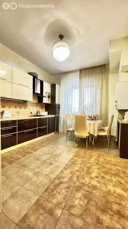 3-комнатная квартира: Казань, улица Гастелло, 1 (110.3 м) - Фото 0