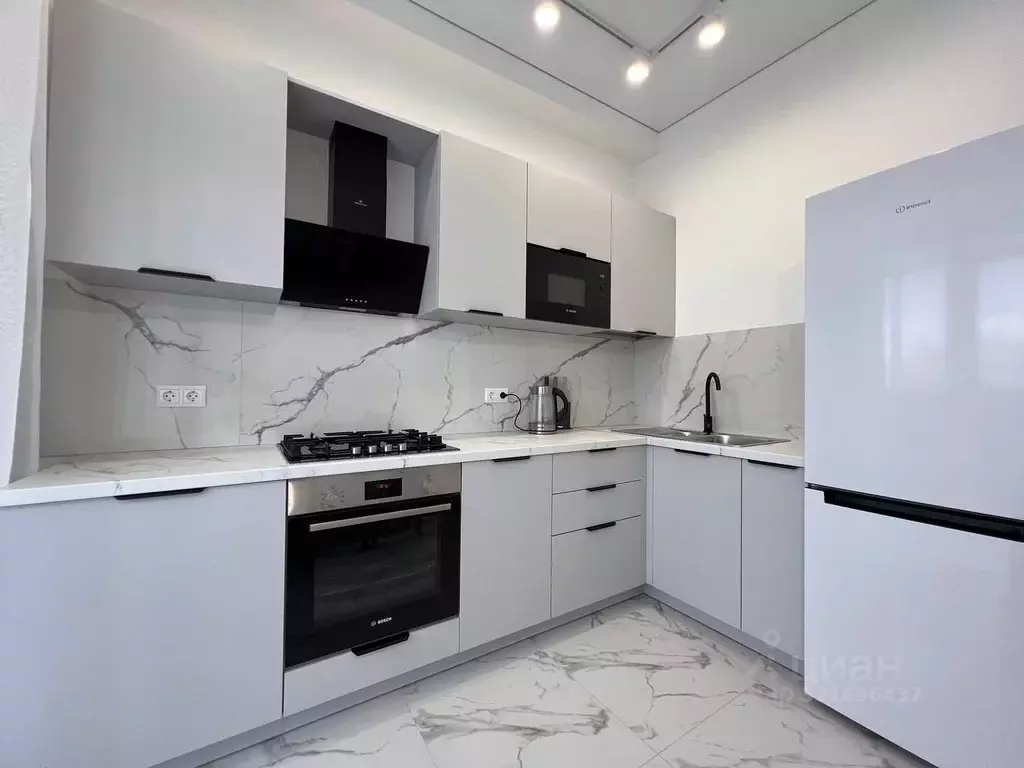 2-к кв. Челябинская область, Челябинск пл. Революции, 1 (70.0 м) - Фото 1