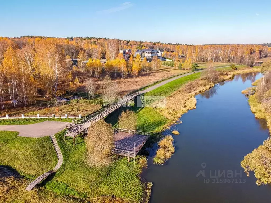 Участок в Московская область, Одинцовский городской округ, д. ... - Фото 0
