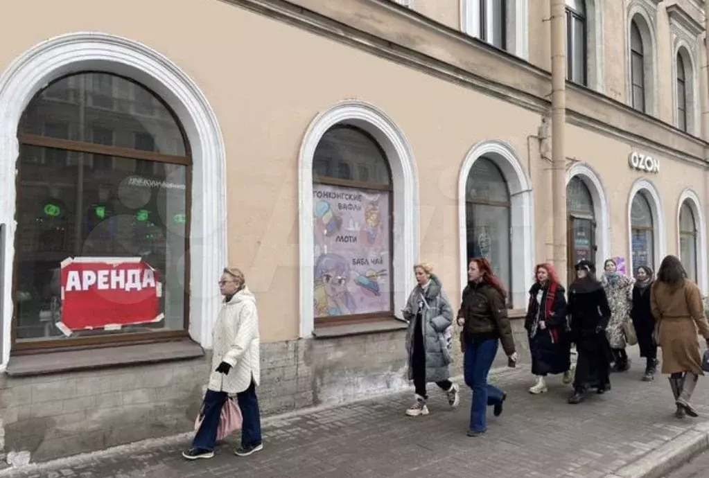 Рядом 3 станции метро, активный трафик пешеходов и - Фото 0