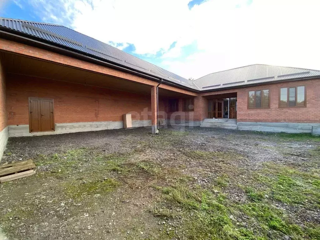 Дом в Ингушетия, Назрановский район, с. Али-Юрт ул. И.Б. Зязикова (210 ... - Фото 1