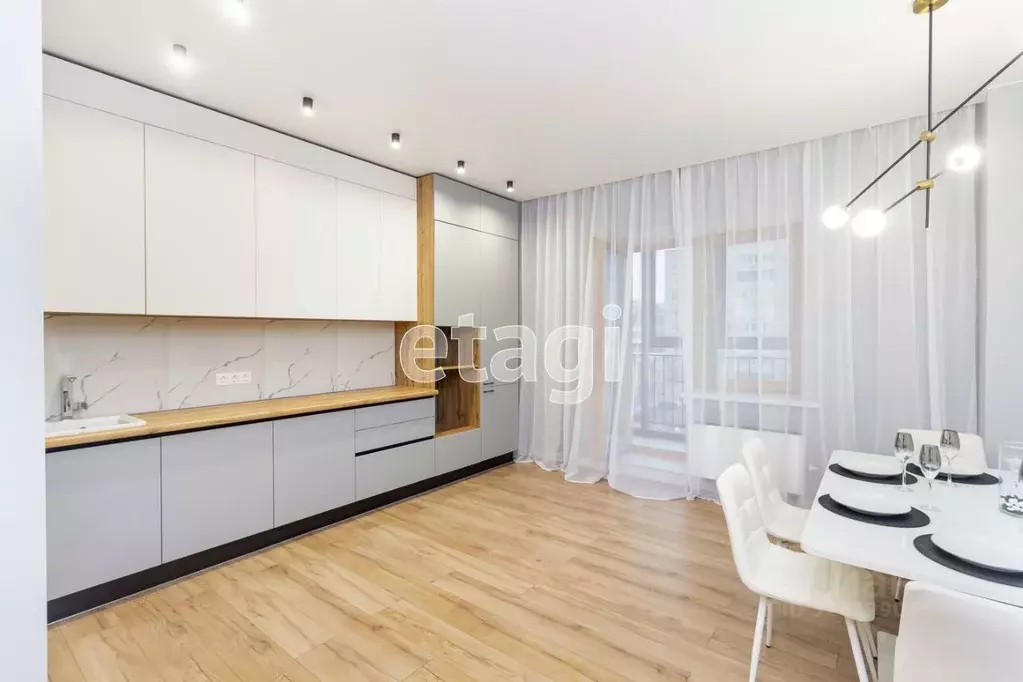 3-к кв. Тюменская область, Тюмень ул. 50 лет Октября, 4 (99.0 м) - Фото 1