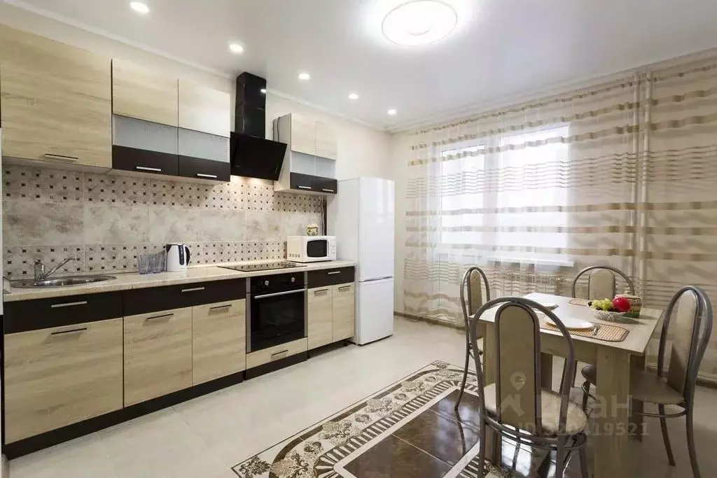 3-к кв. Оренбургская область, Оренбург ул. Аксакова, 28 (90.0 м) - Фото 0