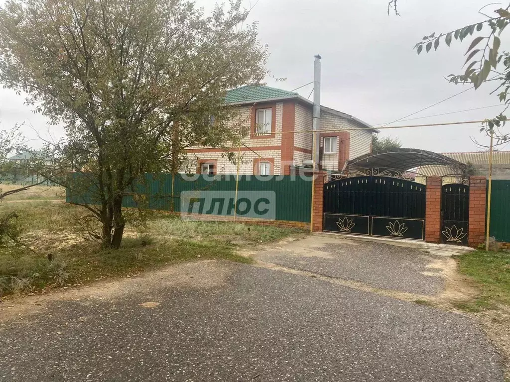 Дом в Калмыкия, Целинный район, с. Троицкое ул. Слизского (158 м) - Фото 1