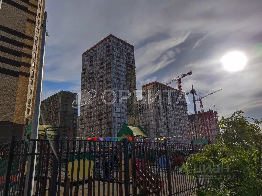 2-к кв. Тюменская область, Тюмень ул. Тимофея Чаркова, 71 (61.2 м) - Фото 0