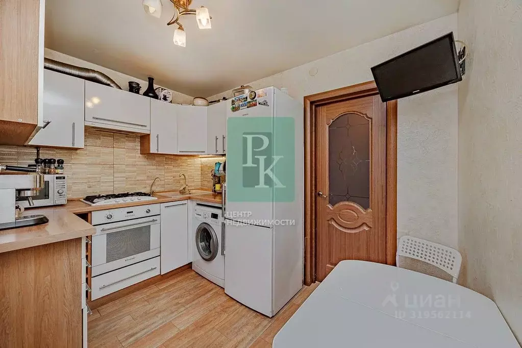 2-к кв. Севастополь ул. Адмирала Фадеева, 11 (50.2 м) - Фото 0