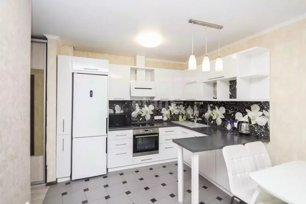 2-к кв. Тюменская область, Тюмень Заречный проезд, 14 (55.0 м) - Фото 1