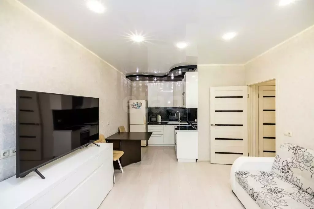 2-к кв. Ханты-Мансийский АО, Сургут ул. Ивана Захарова, 17 (56.9 м) - Фото 1