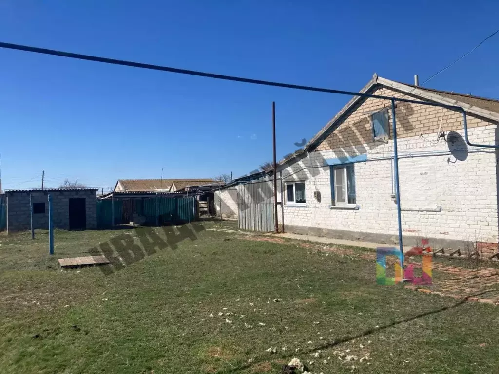 Дом в Калмыкия, Октябрьский район, пос. Цаган-Нур ул. Санджирова, 3 ... - Фото 1