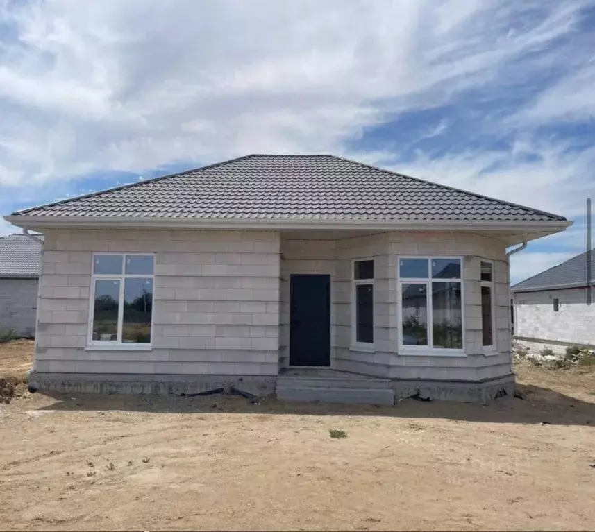 Дом в Астраханская область, Приволжский район, с. Карагали Зеленая ул. ... - Фото 1