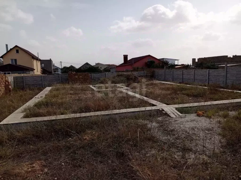 Участок в Крым, Черноморское пгт ул. Яблочная, 11 (7.61 сот.) - Фото 0