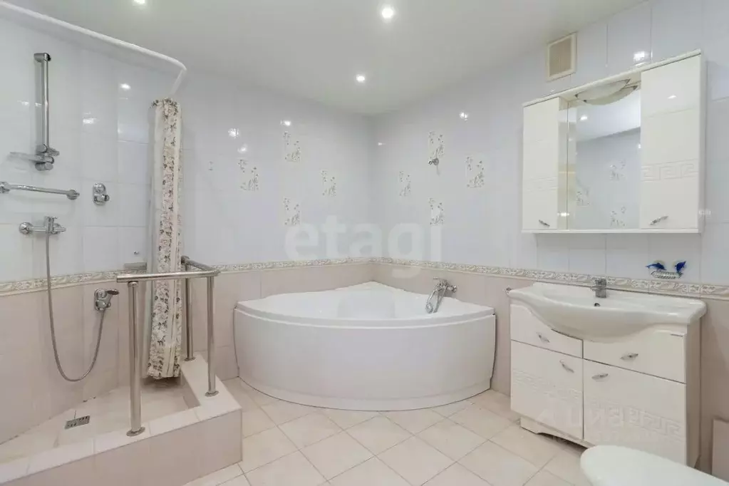 2-к кв. Тюменская область, Тюмень ул. Грибоедова, 15к2 (74.7 м) - Фото 0