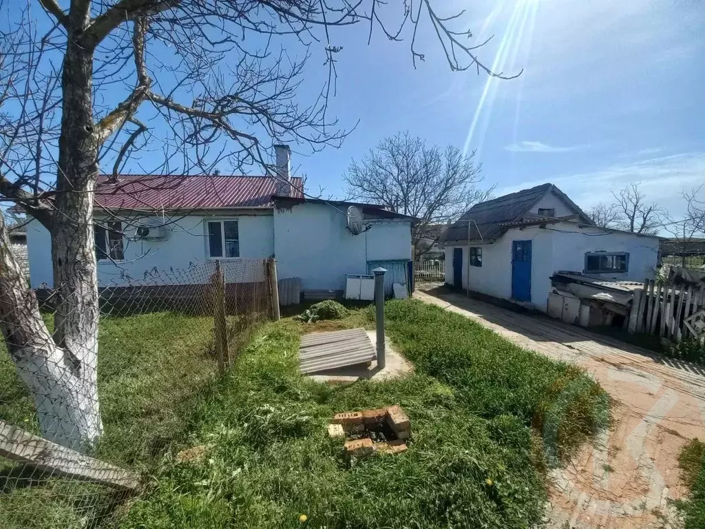 Дом в Крым, Сакский район, Вересаевское с/пос, с. Глинка ул. ... - Фото 2