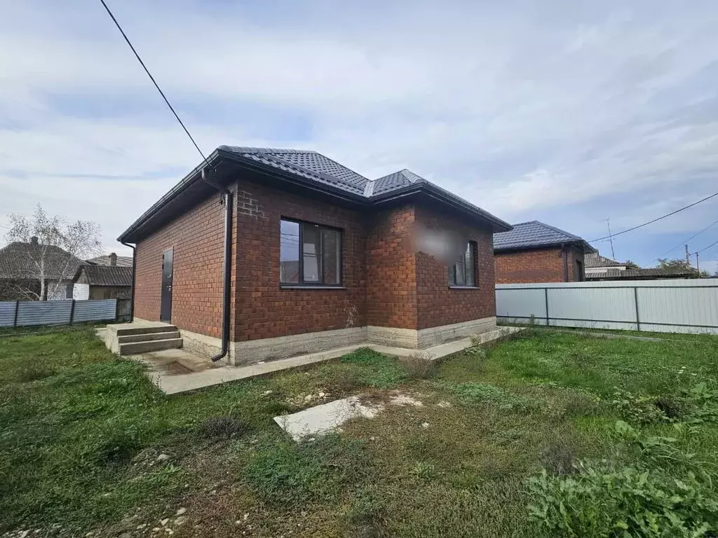 Дом в Краснодарский край, Абинск ул. Луначарского (80 м) - Фото 1