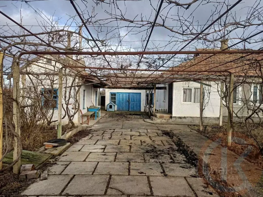 Дом в Крым, Сакский район, Ореховское с/пос, с. Михайловка ул. ... - Фото 0
