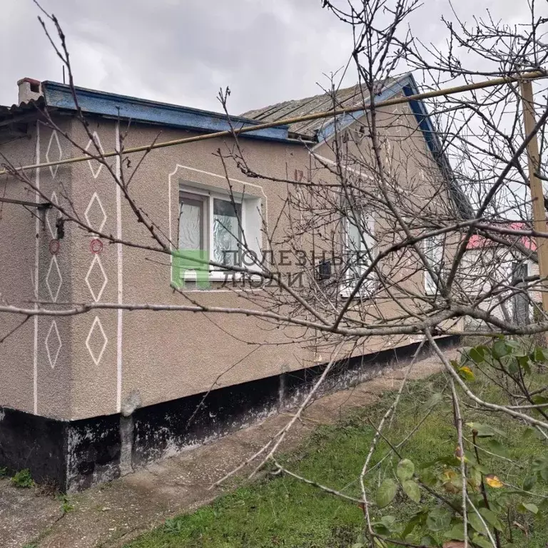 Дом в Крым, Черноморский район, с. Красная Поляна ул. Ленина (73 м) - Фото 1