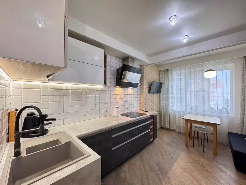 2-к. квартира, 64 м, 8/17 эт. - Фото 1
