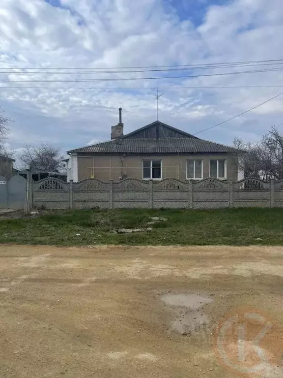 Дом в Крым, Сакский район, с. Сизовка ул. Трудовая, 48 (110 м) - Фото 1